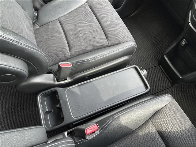 ステップワゴンスパーダ Ｚ　クールスピリット　純正９型ナビ（ＣＤ／ＤＶＤ／ＤＴＶ）両側パワースライドドア　バックカメラ　ＥＴＣ　アイドリングストップ　ハーフレザーシート　スマートキー　純正フロアマット（17枚目）