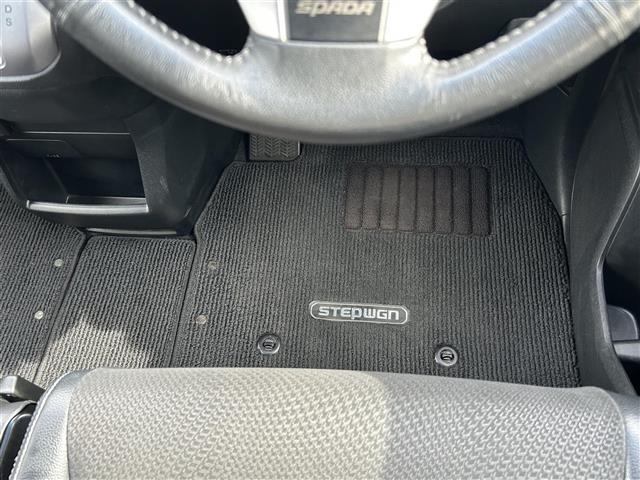 ステップワゴンスパーダ Ｚ　クールスピリット　純正９型ナビ（ＣＤ／ＤＶＤ／ＤＴＶ）両側パワースライドドア　バックカメラ　ＥＴＣ　アイドリングストップ　ハーフレザーシート　スマートキー　純正フロアマット（19枚目）