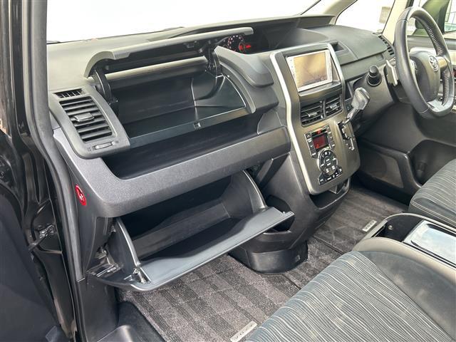 ヴォクシー ＺＳ　煌ＩＩ　純正メモリーナビ（ＣＤ／ＤＶＤ／ワンセグ／Ｂｌｕｅｔｏｏｔｈ）両側パワースライドドア　ＥＴＣ　パドルシフト　ステアリングスイッチ　純正フロアマット（10枚目）