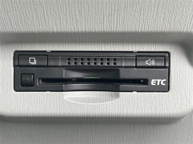 プリウスアルファ Ｇツーリングセレクション　純正ＳＤナビ　純正フルセグテレビ　バックカメラ　プッシュスタート　クルーズコントロール　革巻きステアリング　ステアリングスイッチ　フォグランプ　ＥＴＣ　純正１７インチＡＷ　純正フロアマット（7枚目）