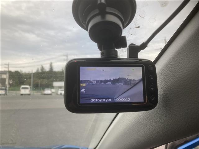 シエンタ G ◇社外メモリナビ◇社外ワンセグTV◇バックカメラ◇アイドリングストップ◇プッシュスタート◇両側パワースライドドア◇前後ドライブレコーダー◇純正フロアマット◇衝突被害軽減システム◇純正LEDヘッドライト(7枚目)