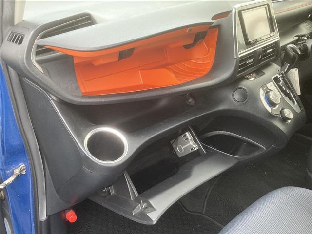 シエンタ G ◇社外メモリナビ◇社外ワンセグTV◇バックカメラ◇アイドリングストップ◇プッシュスタート◇両側パワースライドドア◇前後ドライブレコーダー◇純正フロアマット◇衝突被害軽減システム◇純正LEDヘッドライト(10枚目)