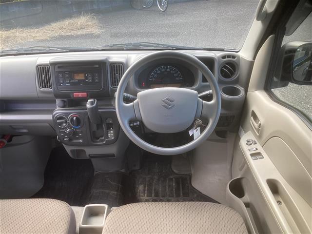 【運転席】座り心地がよく適度な固さなので、長時間の運転でも腰が痛くなりにくくなっております。