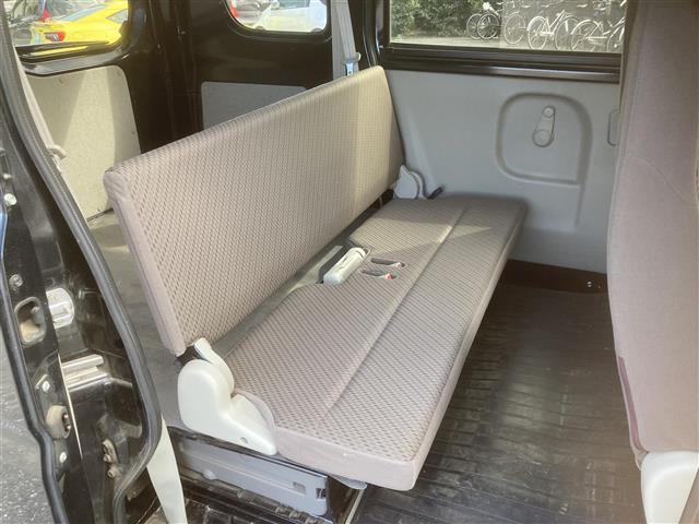 【２列目後部座席】大人が座っても余裕のある広さです！！頭上や足元のスペースも広く取ってあります！！