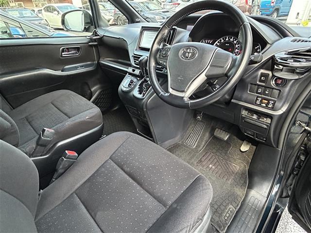 ヴォクシー V ◇純正SDナビ◇フルセグTV◇バックカメラ◇クルーズコントロール追従機能無◇ビルトインETC◇両側パワースライドドア◇DVD再生機能付き◇自動防眩ミラー◇後席ロールサンシェード◇純正15インチAW(18枚目)