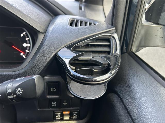 ヴォクシー V ◇純正SDナビ◇フルセグTV◇バックカメラ◇クルーズコントロール追従機能無◇ビルトインETC◇両側パワースライドドア◇DVD再生機能付き◇自動防眩ミラー◇後席ロールサンシェード◇純正15インチAW(28枚目)