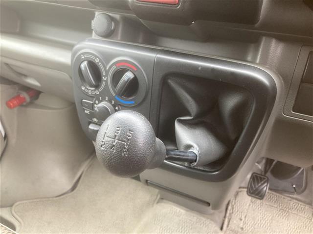 エブリイ PCリミテッド ◇MT車◇オーバーヘッドシェルフ◇パワーステアリング◇前席パワーウィンドウ◇CD◇AUX◇AM/FM◇リモコンキー/スペア1本◇純正フロアマット◇ABS◇盗難防止装置◇Wエアバッグ◇両側スライドドア(2枚目)