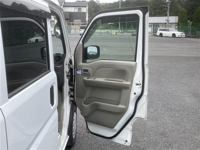 エブリイ PCリミテッド ◇MT車◇オーバーヘッドシェルフ◇パワーステアリング◇前席パワーウィンドウ◇CD◇AUX◇AM/FM◇リモコンキー/スペア1本◇純正フロアマット◇ABS◇盗難防止装置◇Wエアバッグ◇両側スライドドア(9枚目)