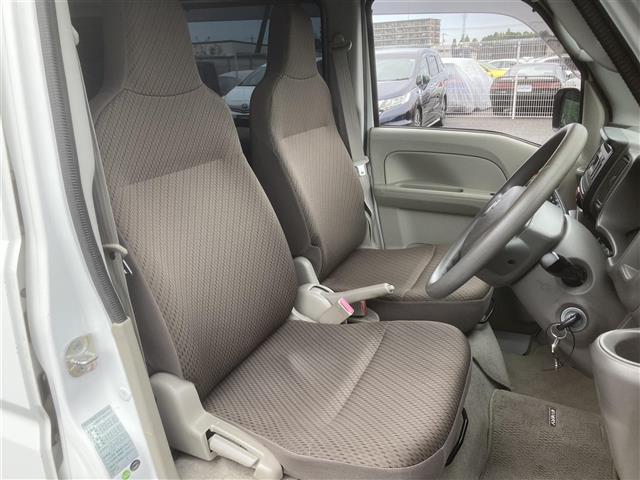 エブリイ PCリミテッド ◇MT車◇オーバーヘッドシェルフ◇パワーステアリング◇前席パワーウィンドウ◇CD◇AUX◇AM/FM◇リモコンキー/スペア1本◇純正フロアマット◇ABS◇盗難防止装置◇Wエアバッグ◇両側スライドドア(10枚目)