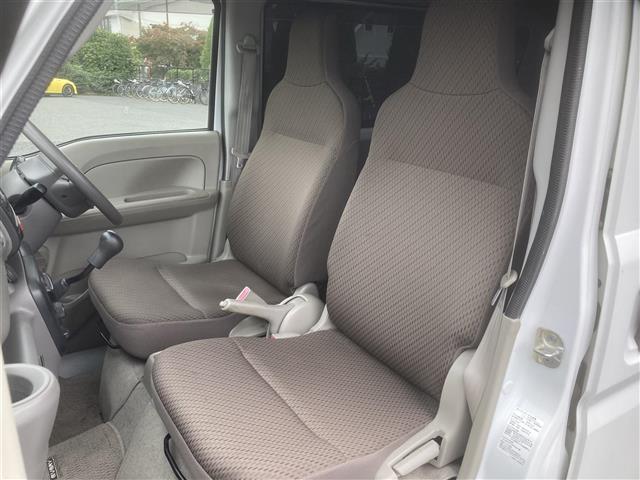 エブリイ PCリミテッド ◇MT車◇オーバーヘッドシェルフ◇パワーステアリング◇前席パワーウィンドウ◇CD◇AUX◇AM/FM◇リモコンキー/スペア1本◇純正フロアマット◇ABS◇盗難防止装置◇Wエアバッグ◇両側スライドドア(12枚目)