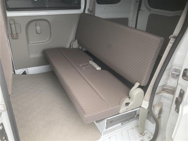 エブリイ PCリミテッド ◇MT車◇オーバーヘッドシェルフ◇パワーステアリング◇前席パワーウィンドウ◇CD◇AUX◇AM/FM◇リモコンキー/スペア1本◇純正フロアマット◇ABS◇盗難防止装置◇Wエアバッグ◇両側スライドドア(13枚目)