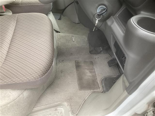 エブリイ PCリミテッド ◇MT車◇オーバーヘッドシェルフ◇パワーステアリング◇前席パワーウィンドウ◇CD◇AUX◇AM/FM◇リモコンキー/スペア1本◇純正フロアマット◇ABS◇盗難防止装置◇Wエアバッグ◇両側スライドドア(14枚目)