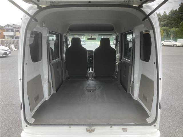 エブリイ PCリミテッド ◇MT車◇オーバーヘッドシェルフ◇パワーステアリング◇前席パワーウィンドウ◇CD◇AUX◇AM/FM◇リモコンキー/スペア1本◇純正フロアマット◇ABS◇盗難防止装置◇Wエアバッグ◇両側スライドドア(18枚目)