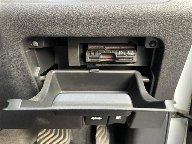 セレナ ハイウェイスター プロパイロットエディション 純正ナビ フルセグTV バックカメラ 両側パワースライドドア プロパイロット 衝突軽減システム 横滑り防止 ステアリングスイッチ 革巻きステアリング ETC デュアルバックドア フォグランプ(11枚目)