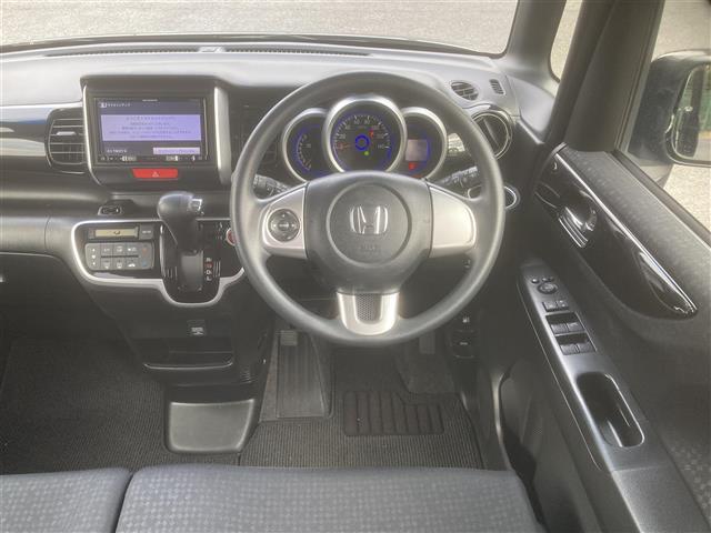 N-BOXカスタム G・Lパッケージ ◇社外メモリナビ◇フルセグTV◇バックカメラ◇シティブレーキアクティブシステム◇ETC◇左側パワースライドドア◇プッシュスタート◇スマートキー◇背面シートテーブル◇後席ロールサンシェード◇DVD再生可(14枚目)