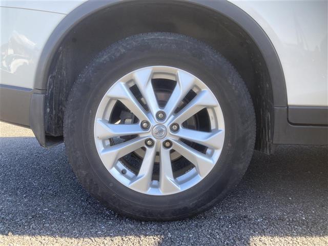 エクストレイル 20X ◆4WD◆純正SDナビ(MC313D-W)◆アイドリングストップ◆プッシュスタート◆ETC◆純正17インチAW◆純正LEDヘッドライト◆革巻きステアリング◆前席シートヒーター◆横滑り防止装置(7枚目)