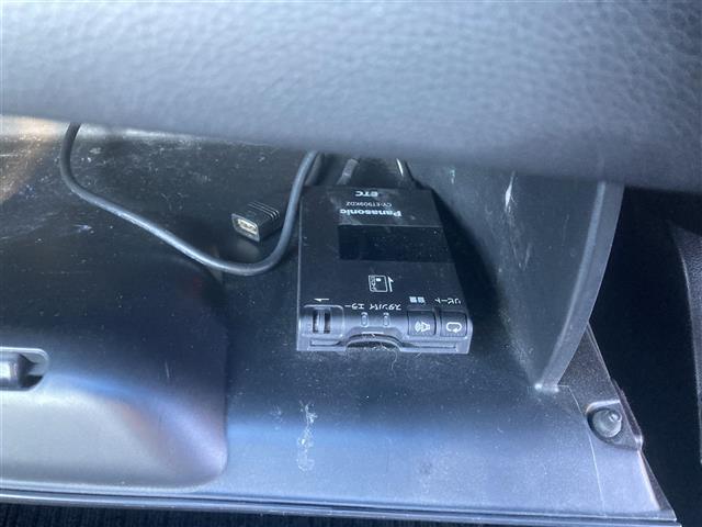 フィットハイブリッド Ｓパッケージ　社外ＨＤＤナビ　フルセグテレビ　クルーズコントロール　プッシュスタート　ＥＴＣ　純正１６インチＡＷ　前後ドライブレコーダー　革巻きステアリング　パドルシフト　純正ＬＥＤヘッドライト　フォグランプ（3枚目）