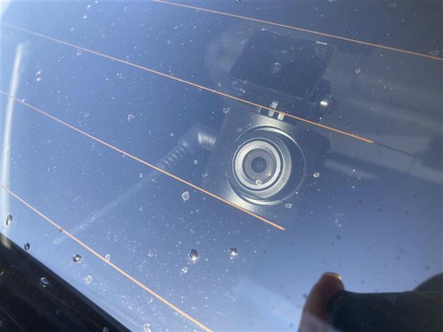 フィットハイブリッド Ｓパッケージ　社外ＨＤＤナビ　フルセグテレビ　クルーズコントロール　プッシュスタート　ＥＴＣ　純正１６インチＡＷ　前後ドライブレコーダー　革巻きステアリング　パドルシフト　純正ＬＥＤヘッドライト　フォグランプ（5枚目）