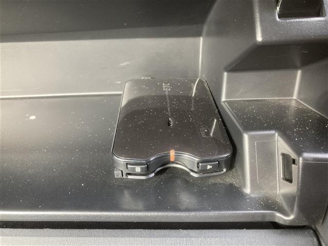 プリウス Ｓ　◇社外ＳＤナビ◇前方車接近警報◇オールオートウインドウ◇前後ドライブレコーダー◇ＥＴＣ◇プッシュスタート◇スマートキー◇純正１５インチＡＷ◇純正ＬＥＤライト◇ドアバイザー◇ダウンサス／車高調装着（4枚目）