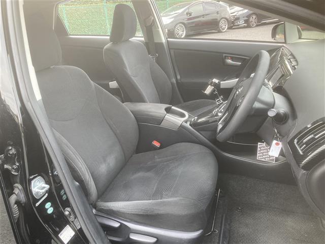 プリウス Ｓ　◇社外ＳＤナビ◇前方車接近警報◇オールオートウインドウ◇前後ドライブレコーダー◇ＥＴＣ◇プッシュスタート◇スマートキー◇純正１５インチＡＷ◇純正ＬＥＤライト◇ドアバイザー◇ダウンサス／車高調装着（12枚目）