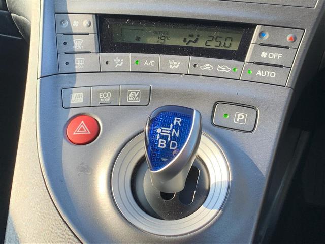 プリウス Ｓ　純正ナビ（ＣＤ・ＤＶＤ・ＢＴ接続可）／フルセグテレビ／バックカメラ／ＥＴＣ／フォグランプ／ＨＩＤ（31枚目）