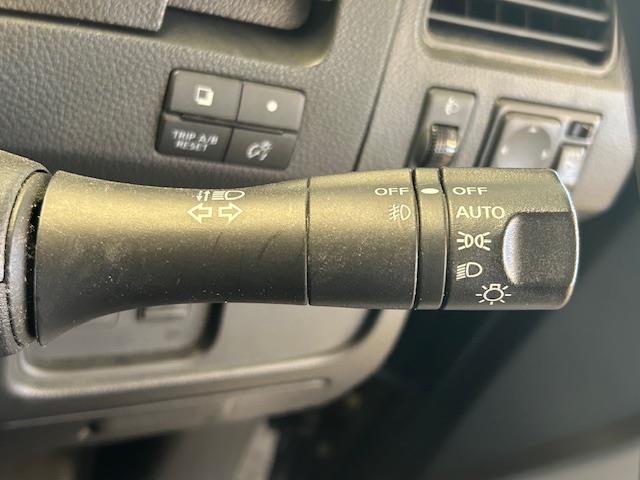 セレナ ハイウェイスター　Ｓエディション　日産純正ナビ　レーンキープアシスト　クルーズコントロール　片側パワースライドドア　横滑り防止装置　ＥＴＣ　　Ｂｌｕｅｔｏｏｔｈ再生　純正１５インチアルミホイール　盗難防止装置　プッシュスタート（12枚目）