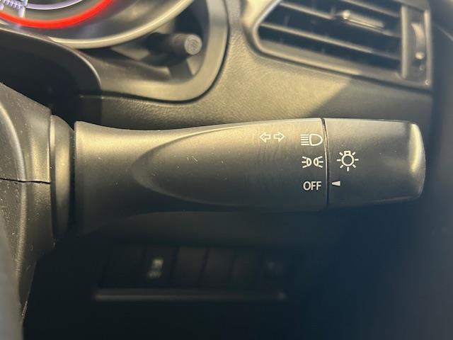 スイフト XG 禁煙車 メモリナビ Bluetooth再生 運転席シートヒーター ドライブレコーダー一体型デジタルインナーミラー プッシュスタート スペアキー1本 横滑り防止装置 盗難防止装置 オートエアコン(12枚目)