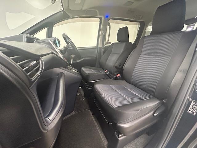 ヴォクシー ZS 煌 4WD 純正9インチナビ 両側パワースライドドア TRDエアロ(フロント・リア) 前後ドライブレコーダー ETC MTモード付AT Bluetooth再生 横滑り防止装置 プッシュスタート(17枚目)