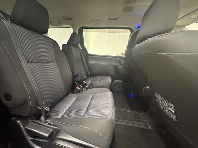 ヴォクシー ZS 煌 4WD 純正9インチナビ 両側パワースライドドア TRDエアロ(フロント・リア) 前後ドライブレコーダー ETC MTモード付AT Bluetooth再生 横滑り防止装置 プッシュスタート(23枚目)