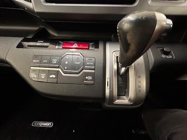 ステップワゴンスパーダ Ｚ　クールスピリット　純正ＨＤＤナビ　フルセグテレビ　バックカメラ　フリップダウンモニター　クルーズコントロール　両側パワースライドドア　ＨＩＤ　オートライト　ＥＴＣ　電動格納ミラー　アイドリングストップ（5枚目）