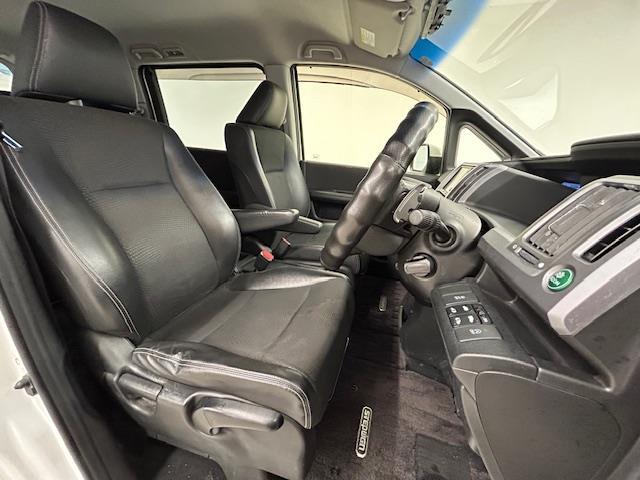 ステップワゴンスパーダ Ｚ　クールスピリット　純正ＨＤＤナビ　フルセグテレビ　バックカメラ　フリップダウンモニター　クルーズコントロール　両側パワースライドドア　ＨＩＤ　オートライト　ＥＴＣ　電動格納ミラー　アイドリングストップ（16枚目）