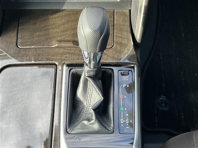 マークＸ ２５０Ｇ　Ｆパッケージ　社外ナビ　フルセグＴＶ　Ｂｌｕｅｔｏｏｔｈ　ローダウン　バックカメラ　オートライト　アイドリングストップ　純正フロアマット　社外アルミホイール　ダブルエアコン　ＭＴモード付ＡＴ　スペアキー１本（13枚目）