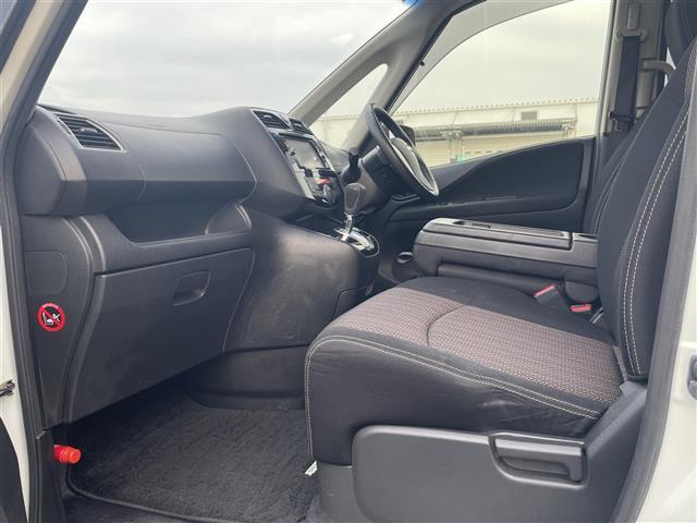 セレナ ハイウェイＳ　Ｓ　ＨＶ　Ａセーフ　純正ナビ　全方位カメラ　フリップダウンモニター　フルセグテレビ　ＤＶＤ／ＣＤ　Ｂｌｕｅｔｏｏｔｈ接続　ＥＴＣ　両側パワースライドドア　コーナーセンサー　クルーズコントロール　スマートキー（17枚目）