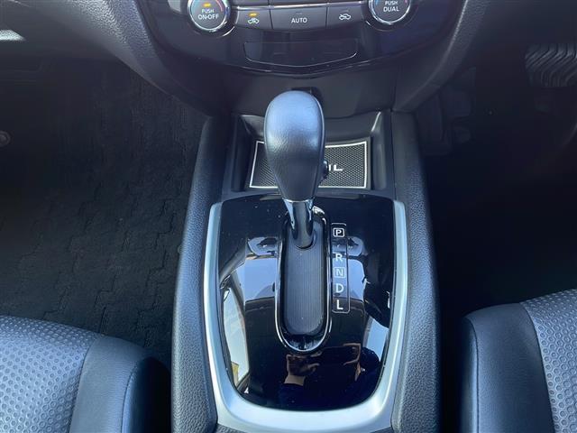 エクストレイル ２０Ｘ　エマージェンシーブレーキパッケージ　純正ナビ（ＣＤ　ＤＶＤ　フルセグＴＶ）　バックカメラ　エマージェンシーブレーキ　シートヒーター　ＥＴＣ　ＬＥＤヘッドライト　アイドリングストップ　プッシュスタート　スマートキー　前後コーナーセンサー（12枚目）