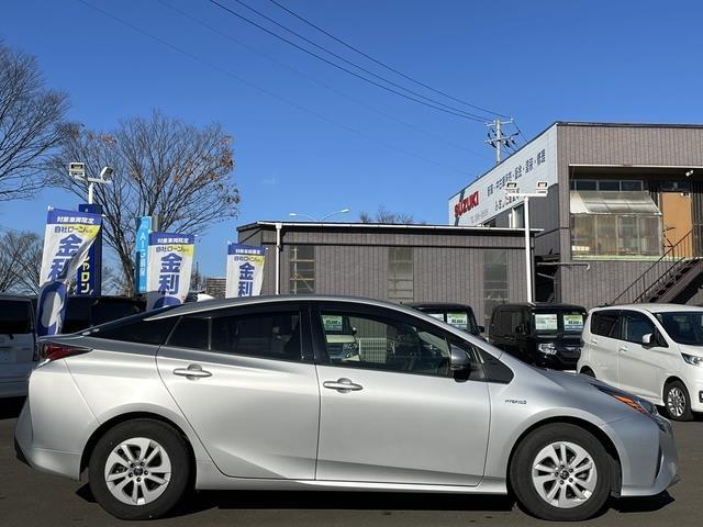 プリウス Ｓ　純正ＳＤナビ／Ｂｕｌｅｔｏｏｔｈ／バックカメラ／フルセグ／プッシュスタート／スマートキー／ＥＴＣ／ＬＥＤヘッドライト（4枚目）