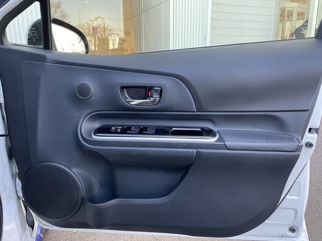 アクア Ｘ－ＵＲＢＡＮ　ＳＤナビ　フルセグ　Ｂｌｕｅｔｏｏｔｈ　バックカメラ　ＥＴＣ　オートライト（30枚目）