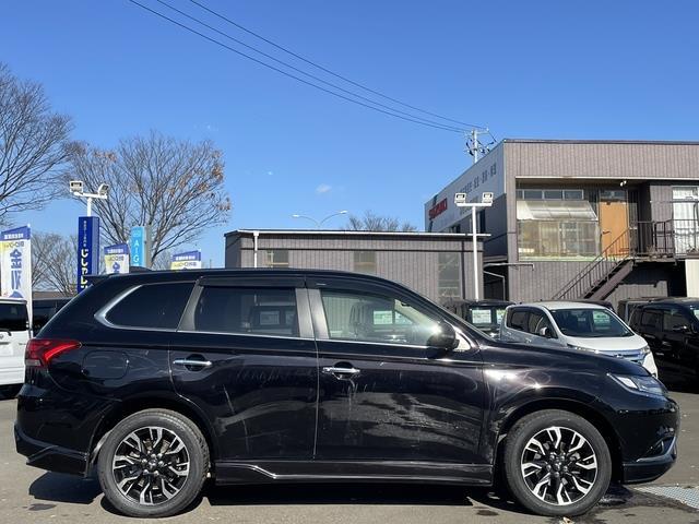 アウトランダーＰＨＥＶ Ｇナビパッケージ　純正ナビ／フルセグＴＶ／４ＷＤ／クルーズコントロール／マルチアラウンドモニター／ハーフレザー／衝突軽減システム／ＬＥＤ（4枚目）