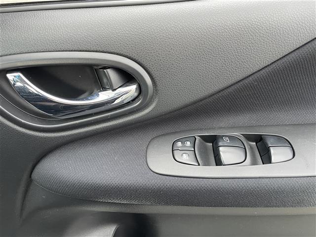 セレナ ハイウェイスター　Ｖセレクション＋セーフティ　Ａセフ　衝突軽減システム　両側パワースライドドア　アラウンドビューモニター　純正ナビ　ＣＤ／ＤＶＤ／フルセグ／Ｂｌｕｅｔｏｏｔｈ／ＳＤ　プッシュスタート　スマートキー　ＬＥＤヘッドライト　オートライト（16枚目）