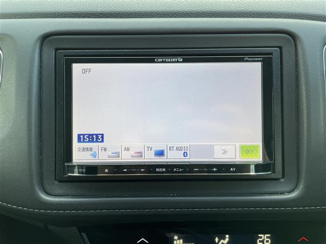 ヴェゼル ハイブリッドＸ　衝突軽減システム　社外ナビ　ＣＤ／ＤＶＤ／フルセグ／Ｂｌｕｅｔｏｏｔｈ　クルーズコントロール　プッシュスタート　スマートキー　ＬＥＤヘッドライト　フォグライト　オートライト　革巻きステアリング（4枚目）