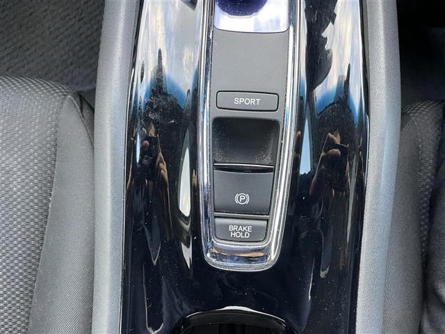 ヴェゼル ハイブリッドＸ　衝突軽減システム　社外ナビ　ＣＤ／ＤＶＤ／フルセグ／Ｂｌｕｅｔｏｏｔｈ　クルーズコントロール　プッシュスタート　スマートキー　ＬＥＤヘッドライト　フォグライト　オートライト　革巻きステアリング（8枚目）