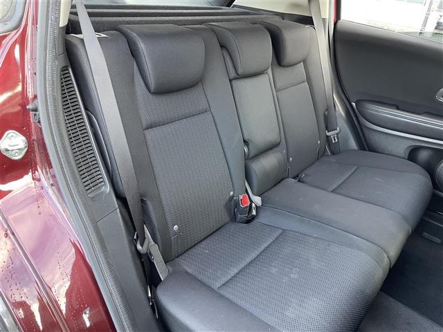 ヴェゼル ハイブリッドＸ　衝突軽減システム　社外ナビ　ＣＤ／ＤＶＤ／フルセグ／Ｂｌｕｅｔｏｏｔｈ　クルーズコントロール　プッシュスタート　スマートキー　ＬＥＤヘッドライト　フォグライト　オートライト　革巻きステアリング（17枚目）