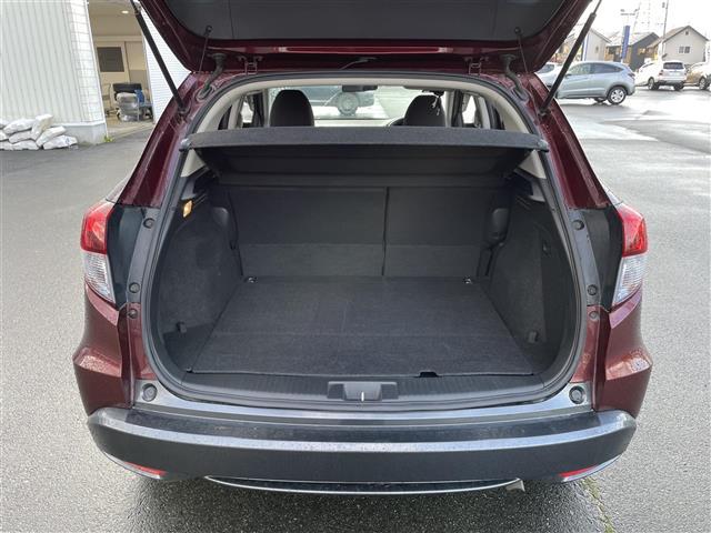 ヴェゼル ハイブリッドＸ　衝突軽減システム　社外ナビ　ＣＤ／ＤＶＤ／フルセグ／Ｂｌｕｅｔｏｏｔｈ　クルーズコントロール　プッシュスタート　スマートキー　ＬＥＤヘッドライト　フォグライト　オートライト　革巻きステアリング（20枚目）