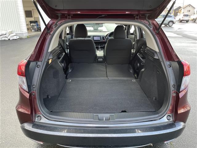 ヴェゼル ハイブリッドＸ　衝突軽減システム　社外ナビ　ＣＤ／ＤＶＤ／フルセグ／Ｂｌｕｅｔｏｏｔｈ　クルーズコントロール　プッシュスタート　スマートキー　ＬＥＤヘッドライト　フォグライト　オートライト　革巻きステアリング（21枚目）