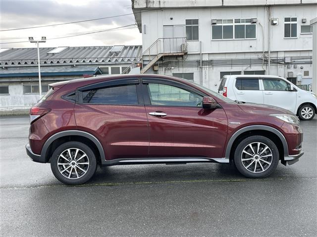 ヴェゼル ハイブリッドＸ　衝突軽減システム　社外ナビ　ＣＤ／ＤＶＤ／フルセグ／Ｂｌｕｅｔｏｏｔｈ　クルーズコントロール　プッシュスタート　スマートキー　ＬＥＤヘッドライト　フォグライト　オートライト　革巻きステアリング（26枚目）