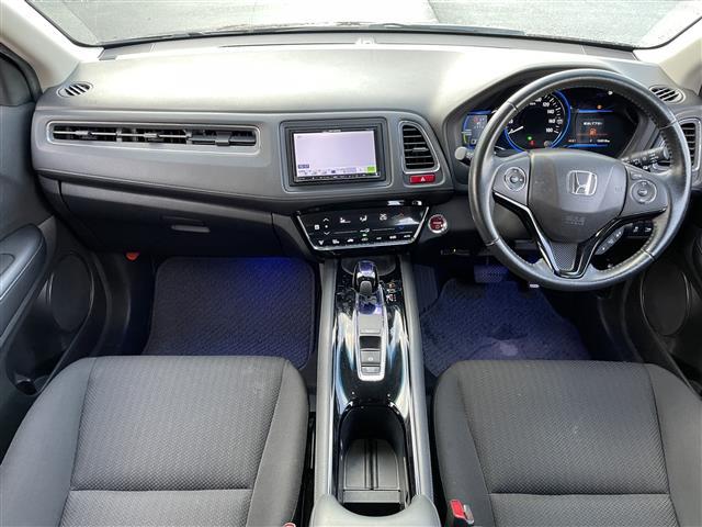 ヴェゼル ハイブリッドＸ　衝突軽減システム　社外ナビ　ＣＤ／ＤＶＤ／フルセグ／Ｂｌｕｅｔｏｏｔｈ　クルーズコントロール　プッシュスタート　スマートキー　ＬＥＤヘッドライト　フォグライト　オートライト　革巻きステアリング（34枚目）