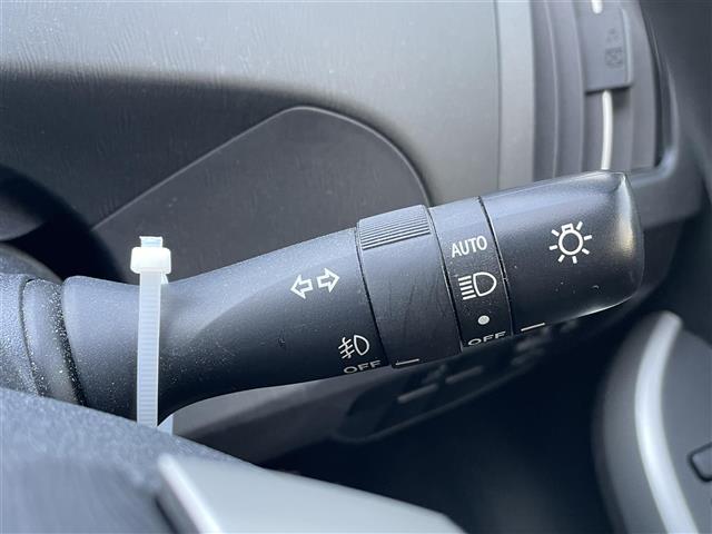 プリウス S 純正ナビ CD/DVD/フルセグ/Bluetooth/SD プッシュスタート スマートキー スペアキー HIDヘッドライト オートライト フォグライト ステアリングスイッチ バックカメラ(9枚目)