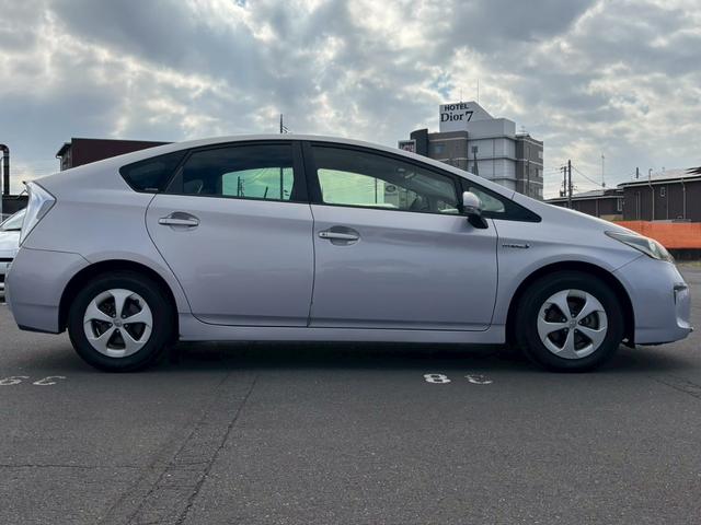 プリウス Ｓ　ナビ　テレビ　バックモニター　ブルートゥース　スマートキープッシュスタート　電動格納ミラー　ＥＴＣ　ステアリングリモコン　ウインカーミラー（10枚目）