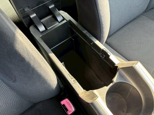 プリウス Ｓ　ナビ　テレビ　バックモニター　ブルートゥース　スマートキープッシュスタート　電動格納ミラー　ＥＴＣ　ステアリングリモコン　ウインカーミラー（42枚目）