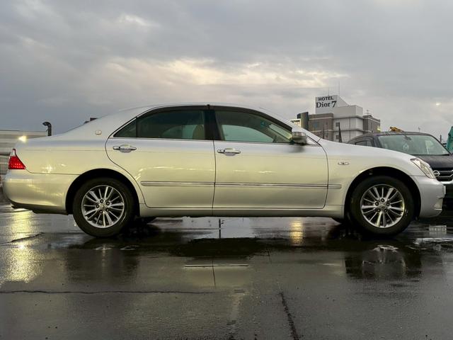 クラウン ２．５ロイヤルサルーン　プレミアムエディション　２．５ロイヤルサルーンプレミアムエディション　純正ナビ・バックカメラ・純正１６インチアルミホイール・デュアルオートエアコン・ＥＴＣ・電動格納ミラー・クルーズコントロール（13枚目）