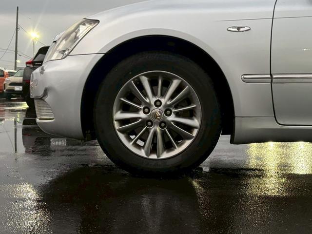 クラウン ２．５ロイヤルサルーン　プレミアムエディション　２．５ロイヤルサルーンプレミアムエディション　純正ナビ・バックカメラ・純正１６インチアルミホイール・デュアルオートエアコン・ＥＴＣ・電動格納ミラー・クルーズコントロール（20枚目）